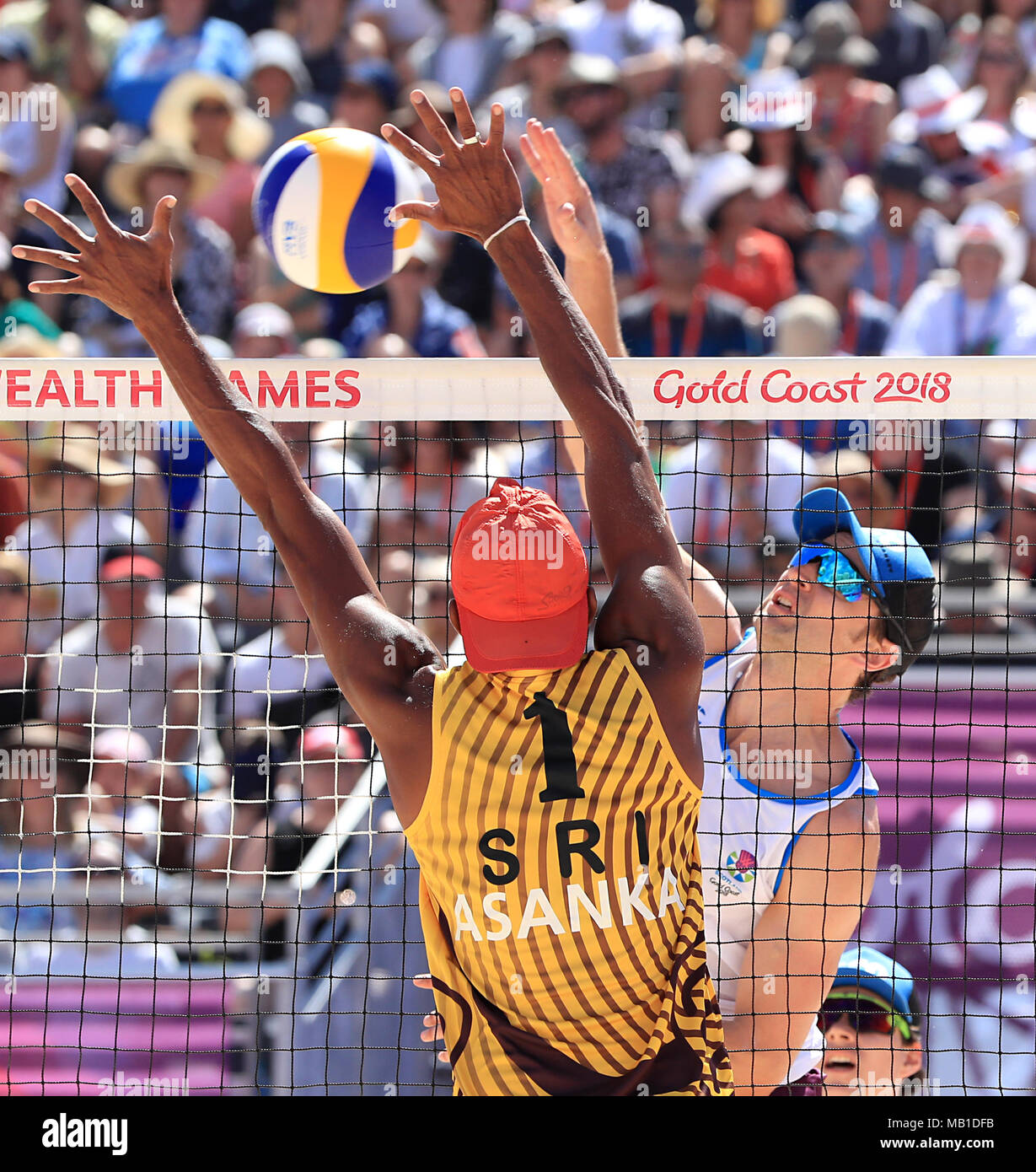 Scozia Robin Miedzybrodzki (destra) e dello Sri Lanka di Asanka Pradeep in azione durante gli uomini preliminare - Pool B Beach Volley corrispondono a Coolangatta spiaggia durante il giorno due del 2018 Giochi del Commonwealth in Gold Coast, Australia. Foto Stock