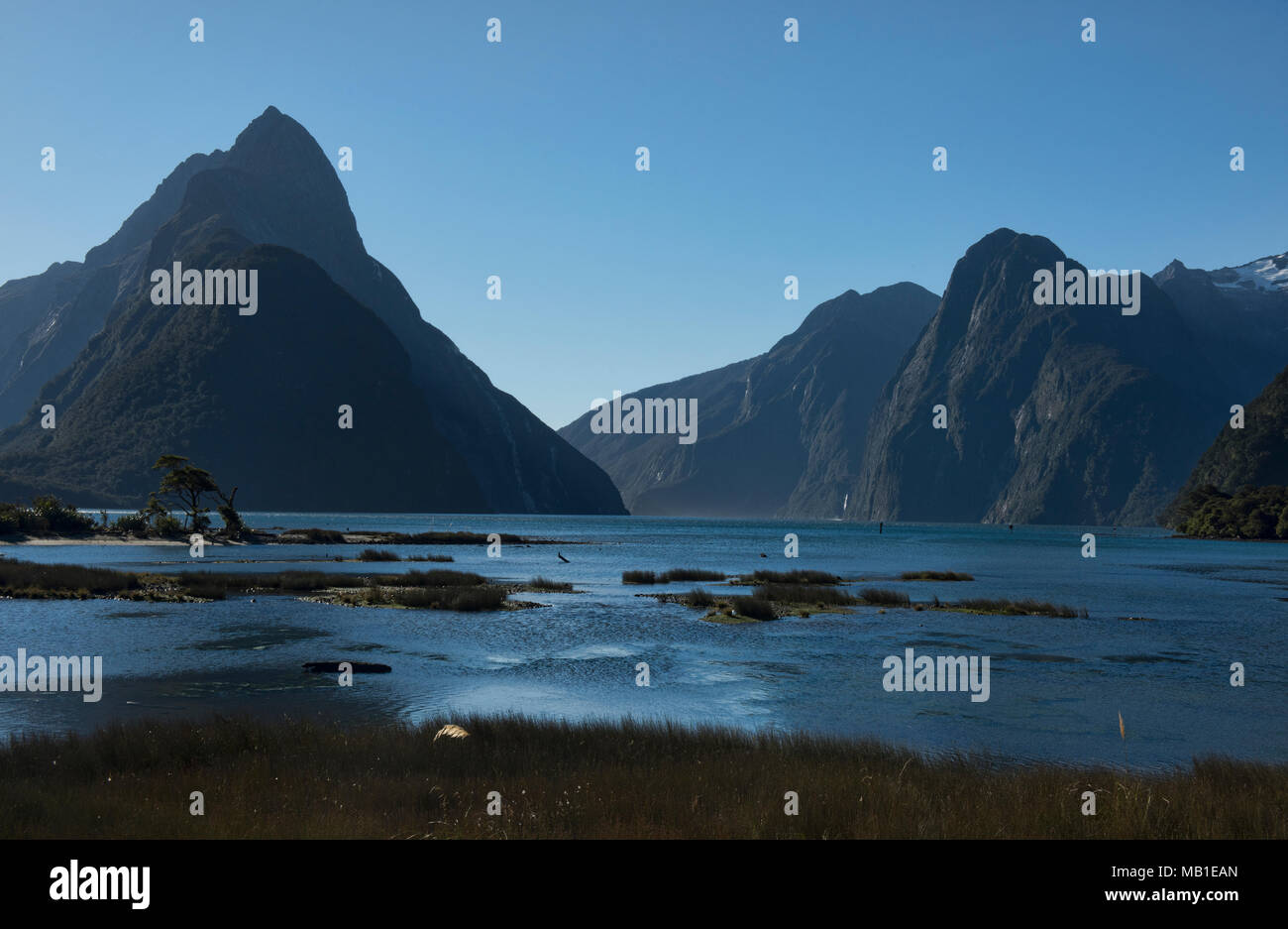 Visualizzazione classica di Mitre Peak e la bellissima Milford Sound, Fjordland,Nuova Zelanda Foto Stock