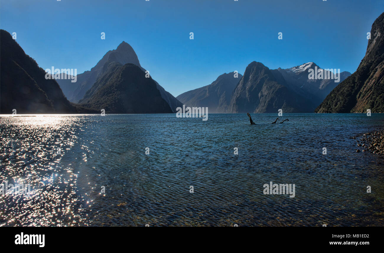 Visualizzazione classica di Mitre Peak e la bellissima Milford Sound, Fjordland,Nuova Zelanda Foto Stock