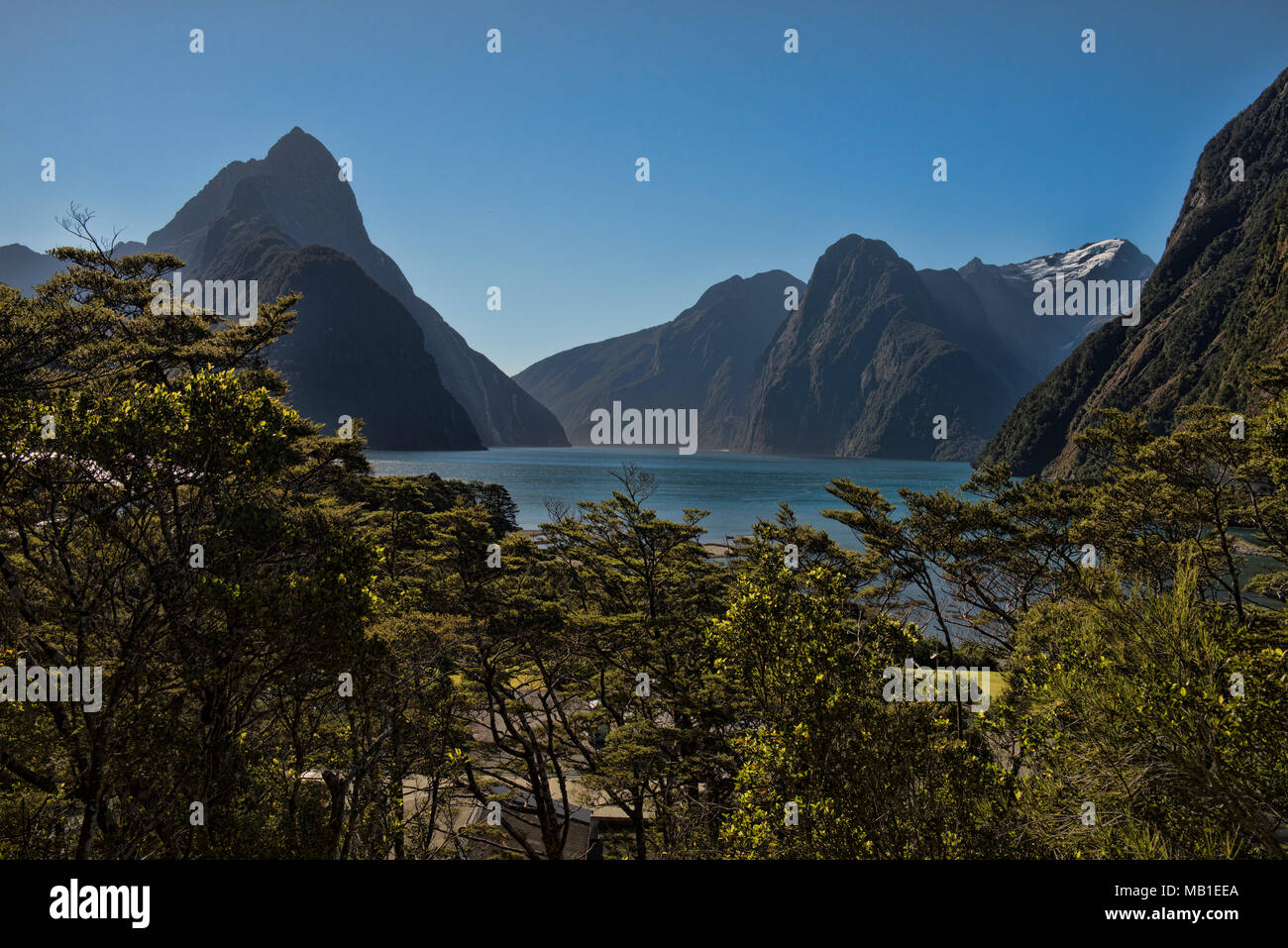 Visualizzazione classica di Mitre Peak e la bellissima Milford Sound, Fjordland,Nuova Zelanda Foto Stock