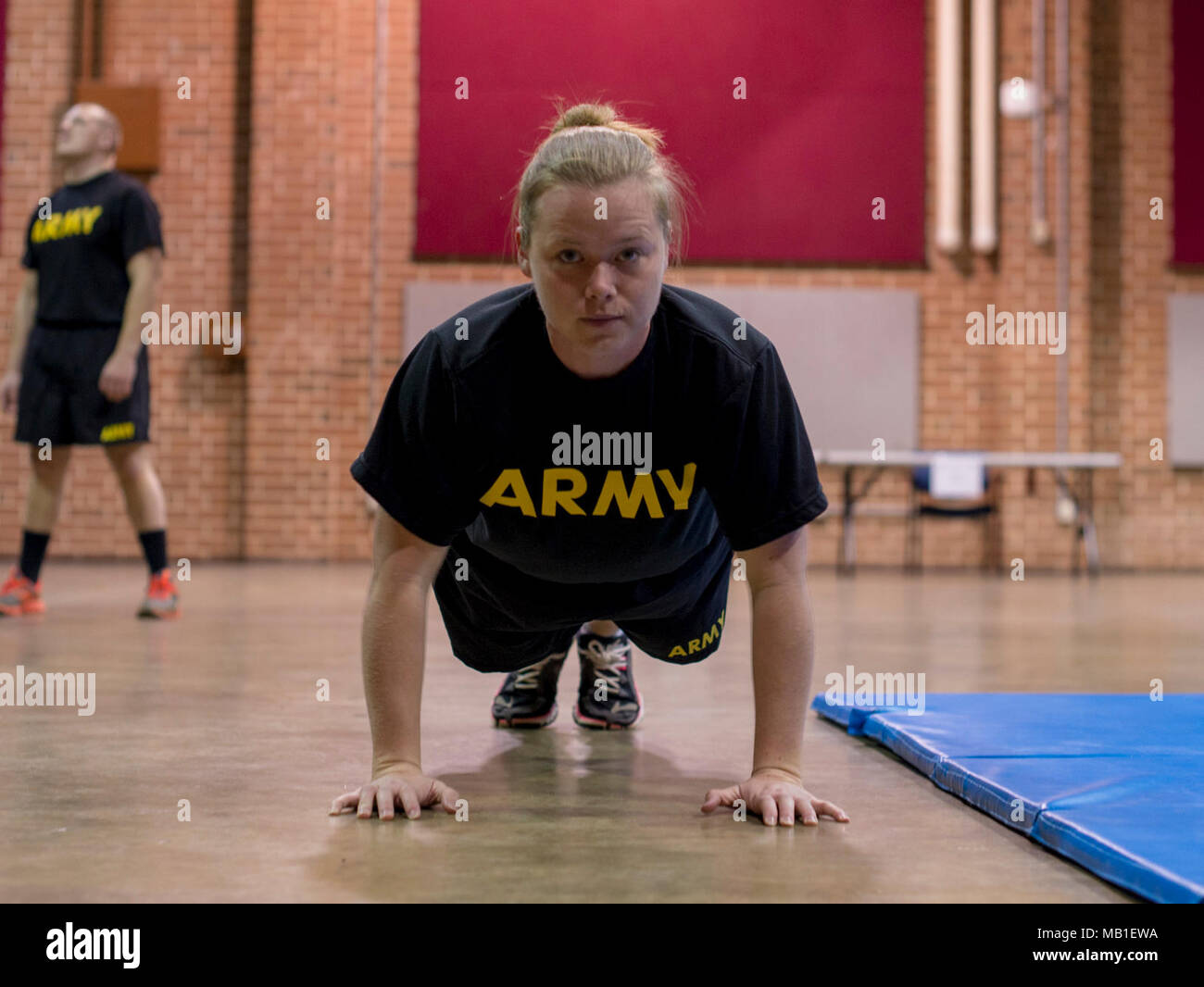 Army Sgt. Danielle McElroy, un dentista specialista assegnato a La Carolina del Nord Esercito Nazionale Guardia Medica del distacco, completa il push-up caso dell'esercito fisica Test durante il sessantesimo di truppe del comando (60TC) miglior guerriero della concorrenza a Claude T. Bowers centro militare in Raleigh, North Carolina, il 10 febbraio, 2018. La due-giorni di gara testato il mentale e la forza fisica di sette soldati, con uno arruolato e un sottufficiale essendo scelto per rappresentare il sessantesimo TC durante lo stato di completamento del livello nel mese di marzo. Foto Stock