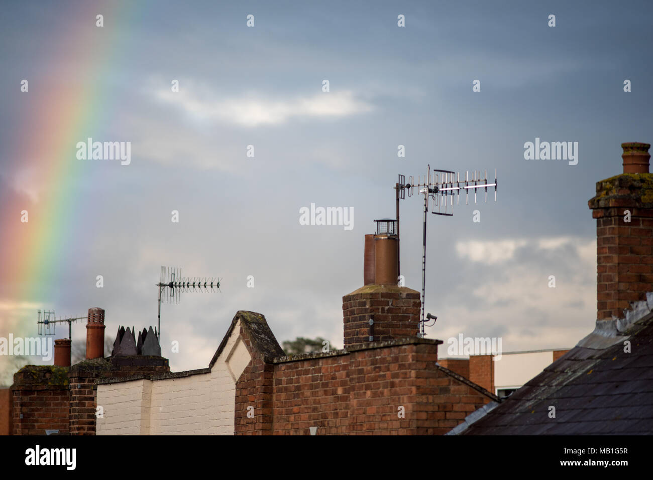 Rainbow di comignoli e tipico skyline britannico Foto Stock