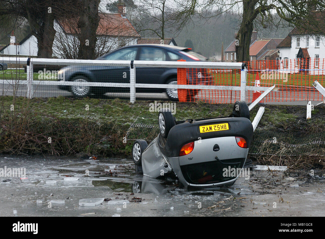 Strade di ghiaccio, condizioni meteorologiche estreme car crash in Congelato stagno Foto Stock