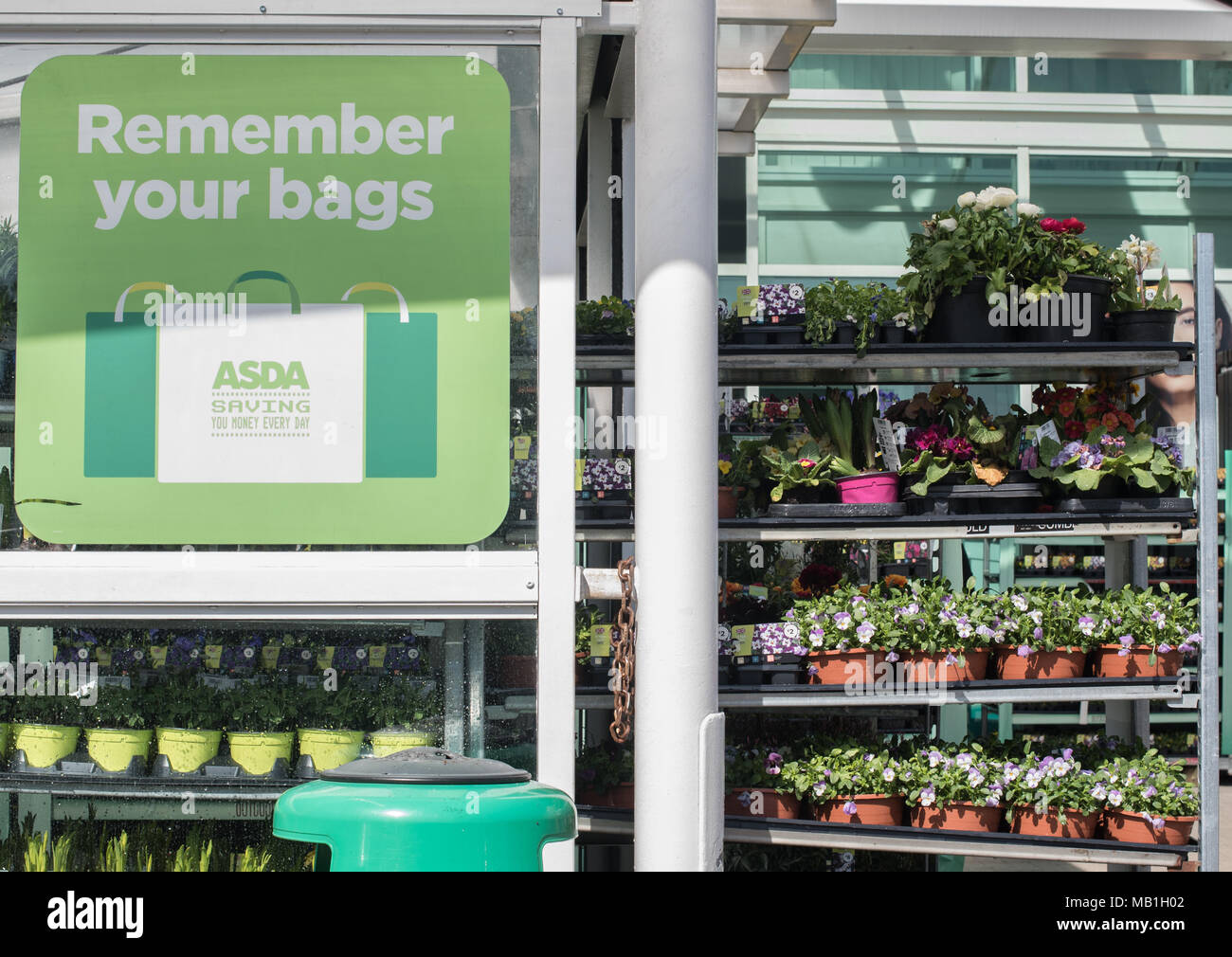 Asda firmare per ricordare ai clienti di non dimenticare i sacchetti riutilizzabili mentre facendo il loro negozio settimanale Foto Stock