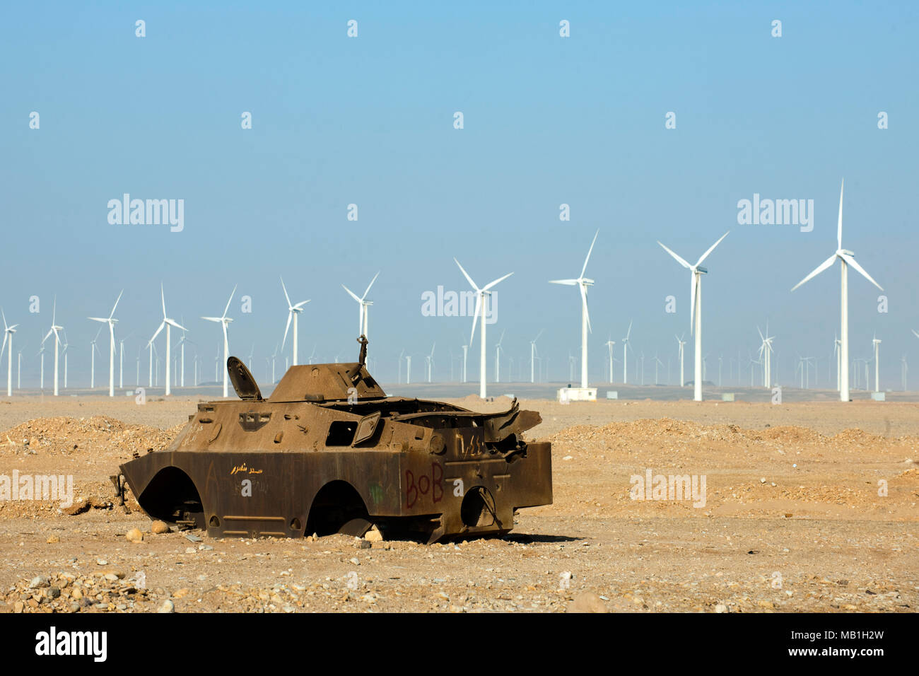 Aegypten ha, Ras Zafarana, Panzer aus dem israelisch-‰gyptischen Krieg vor Windpark Foto Stock