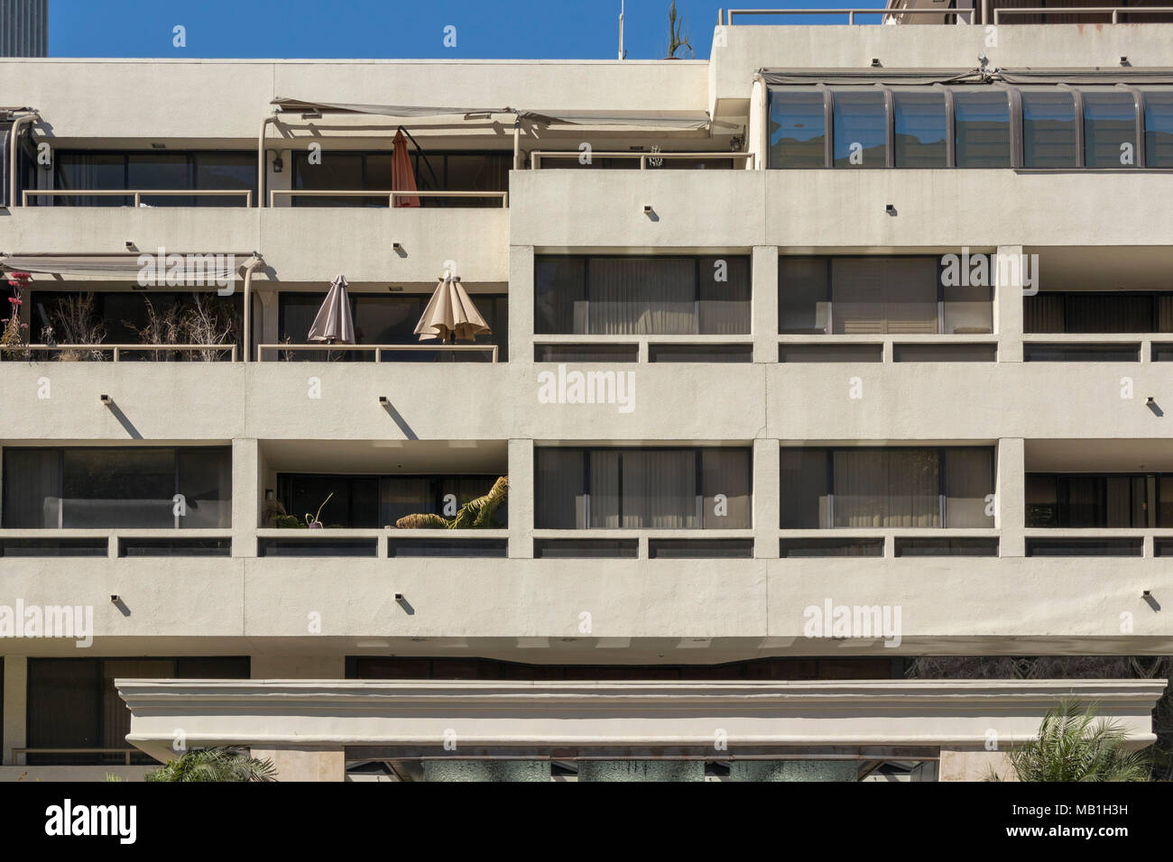 La passeggiata a servizio completo complesso condominiale costruito nel 1980, il centro cittadino di Bunker Hill Distretto di Los Angeles, California , Stati Uniti Foto Stock