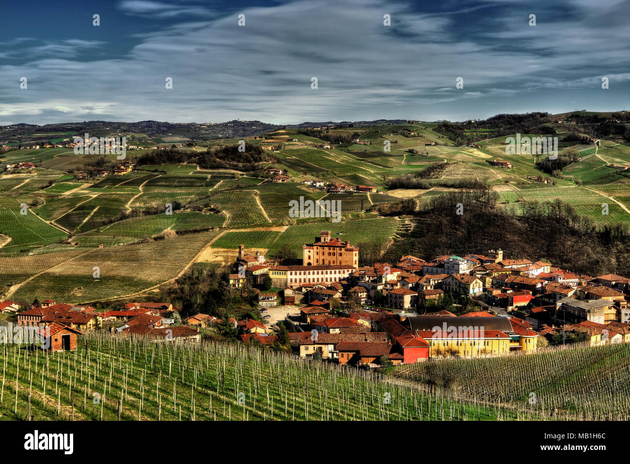 La città di Barolo con il castello Falletti, tra i vigneti, nel centro della zona dell'omonimo vino. Foto Stock