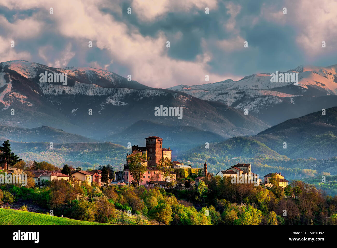 Il villaggio di Ciglié con il suo castello medievale, nelle Langhe in Piemonte. Sullo sfondo le Alpi Marittime e il monte Mindino. Foto Stock