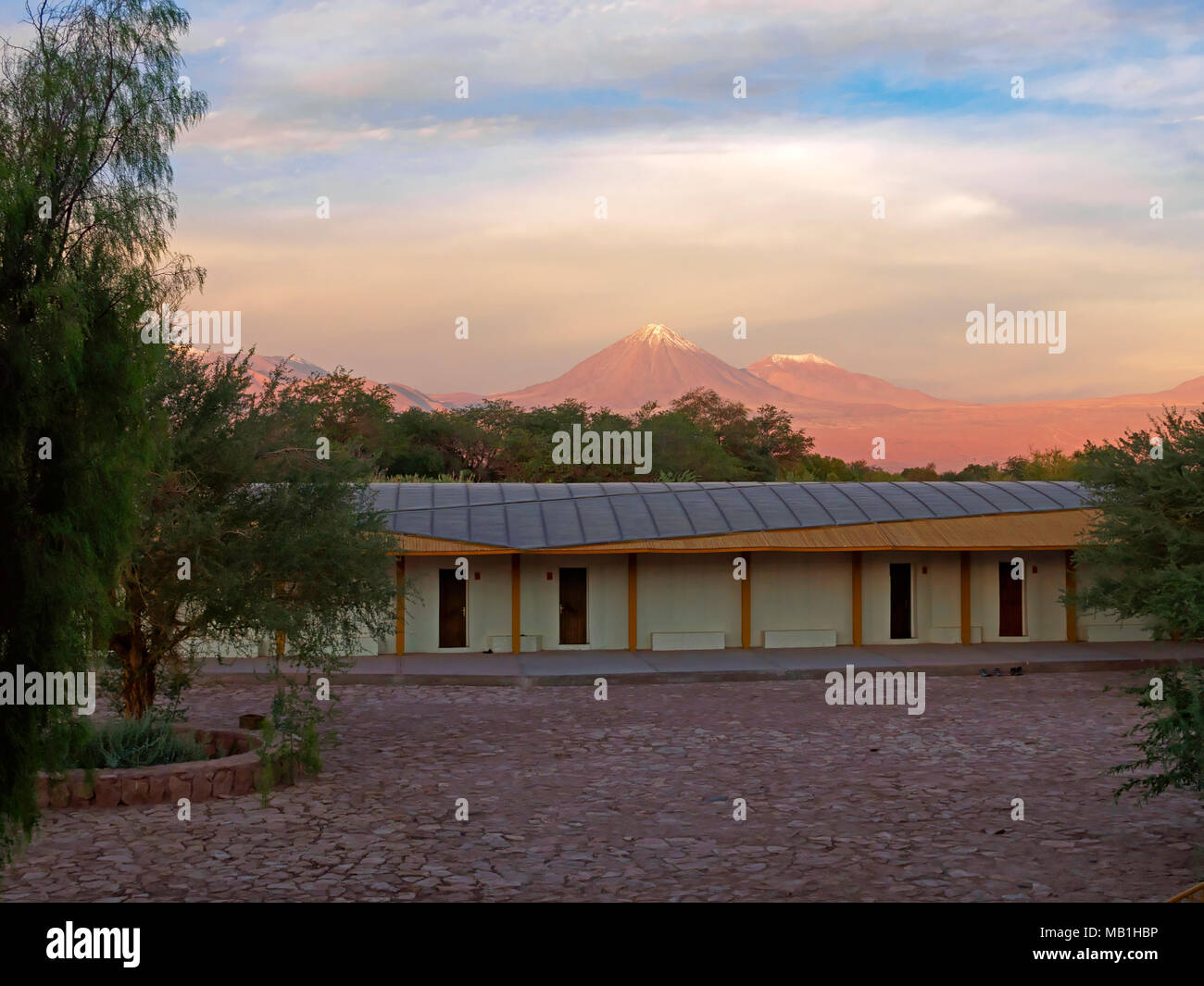 Explora Atacama hotel con il vulcano Licancabur dietro, San Pedro de Atacama, Cile Foto Stock