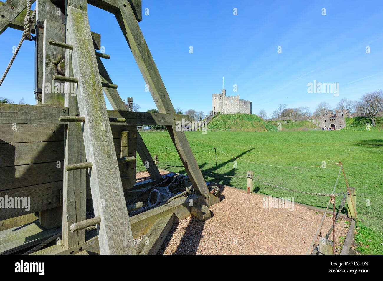 Replica trebuchet, Castello di Cardiff, Galles del Sud Foto Stock
