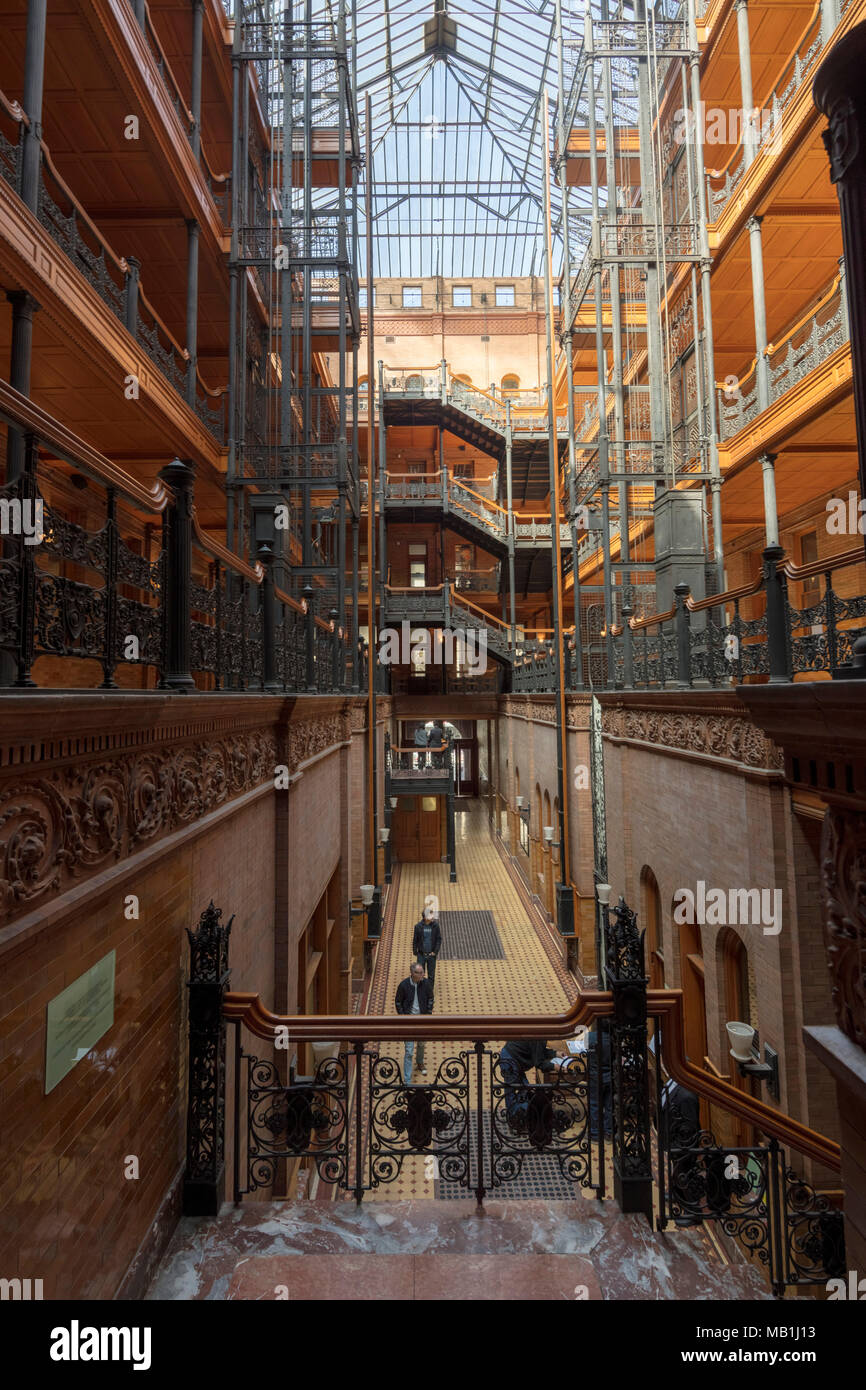 La lobby del Bradbury Building, 304 South Broadway at West 3rd Street nel centro di Los Angeles, California. Foto Stock