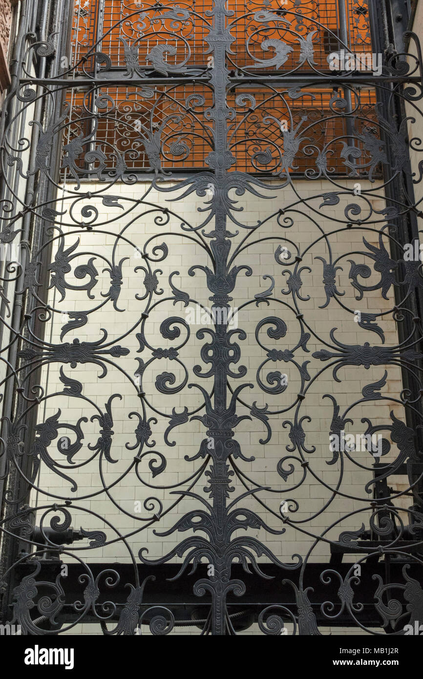 Dettaglio di ascensore nella hall del Bradbury Building, 304 South Broadway at West 3rd Street nel centro di Los Angeles, California. Foto Stock