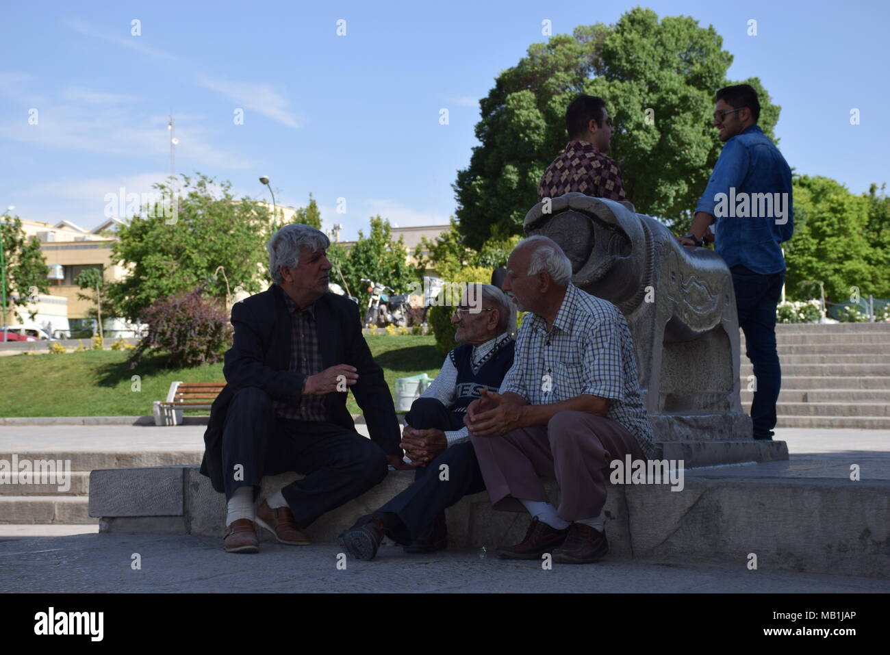 Conversazione sociale vicino Ponte Kaju Foto Stock