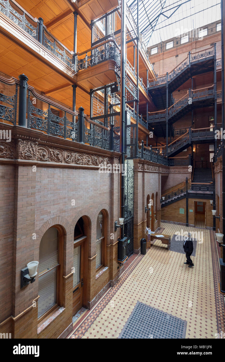 La lobby del Bradbury Building, 304 South Broadway at West 3rd Street nel centro di Los Angeles, California. Foto Stock