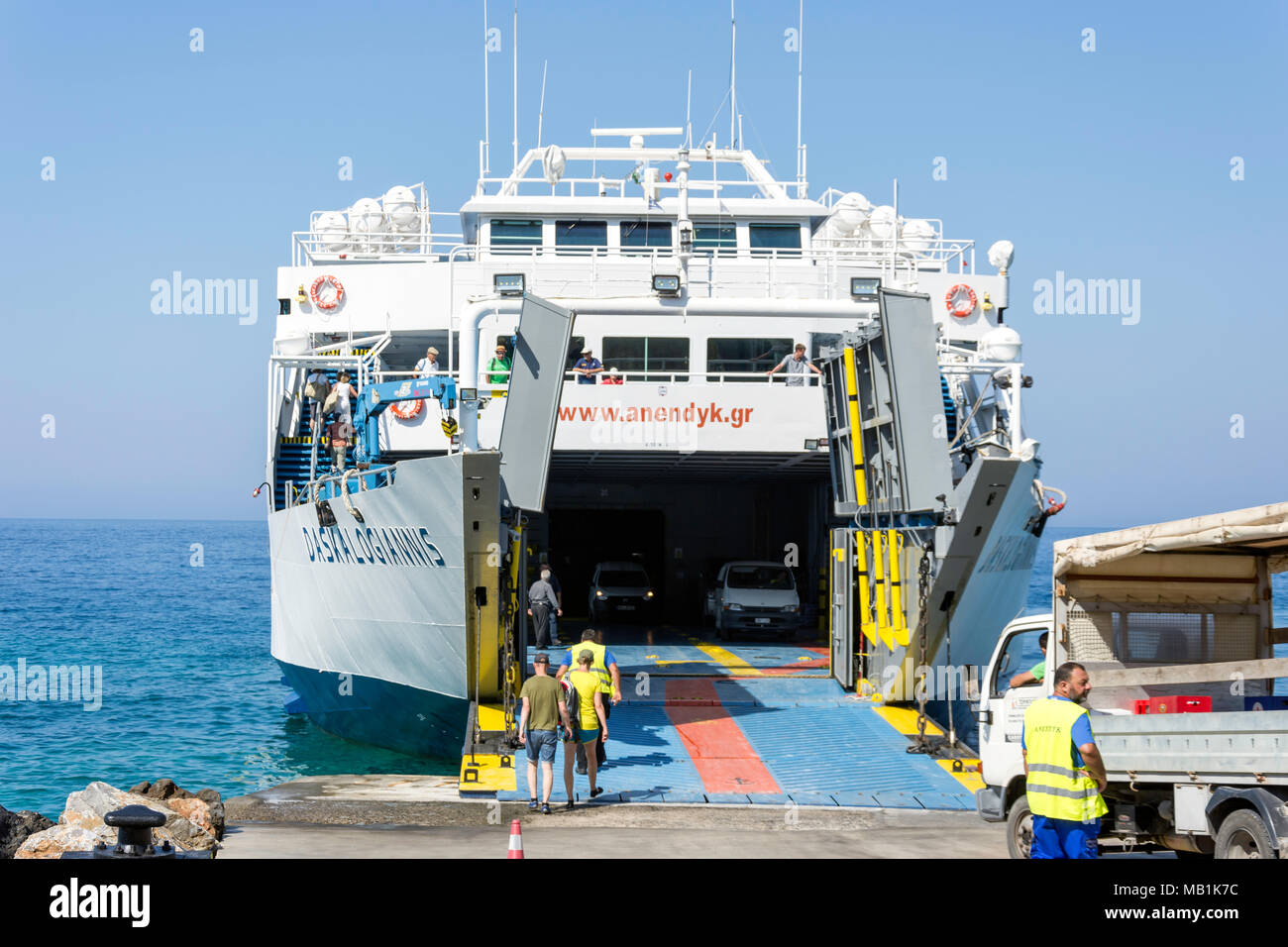 Passeggeri e Veicoli di salire a bordo del traghetto Daskalogiannis barca a Loutro Hora Sfakion, Sfakia, Regione di Chania, Creta (Kriti), Grecia Foto Stock