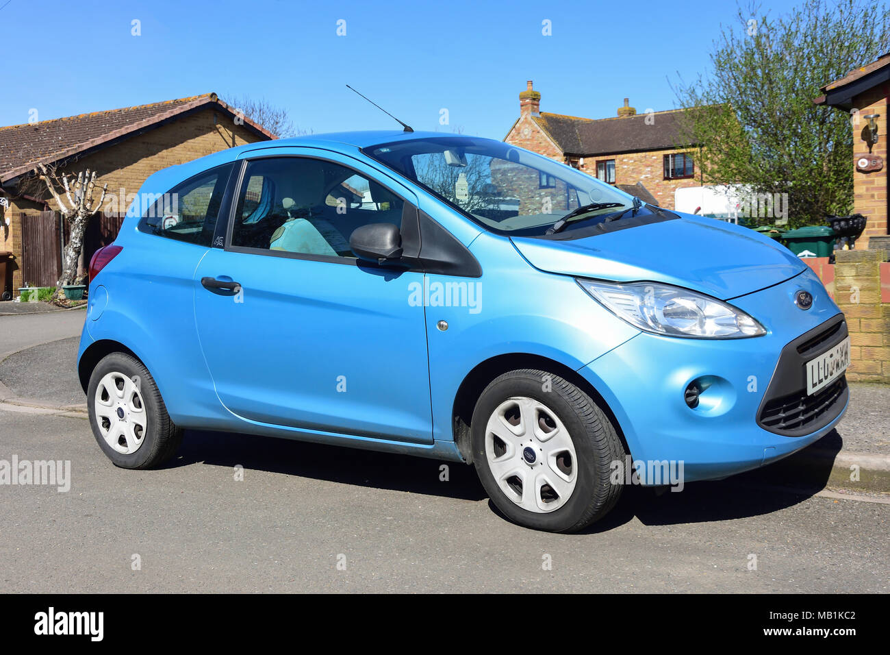 La luce blu Ford Ka automobile parcheggiata su strada, Stanwell Moor, Surrey, England, Regno Unito Foto Stock
