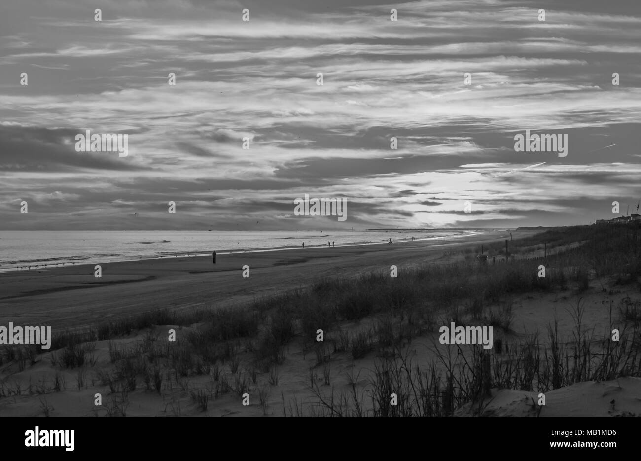 Tramonto con il fuoco nel cielo - Isola di Smeraldo Beach North Carolina. Vedere la bellezza del cielo come le nuvole si raccolgono nel dipinto di rosso, arancione, rosa, incandescente Foto Stock