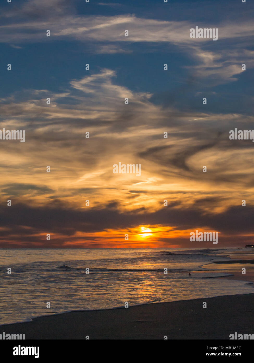 Tramonto con il fuoco nel cielo - Isola di Smeraldo Beach North Carolina. Vedere la bellezza del cielo come le nuvole si raccolgono nel dipinto di rosso, arancione, rosa, incandescente Foto Stock