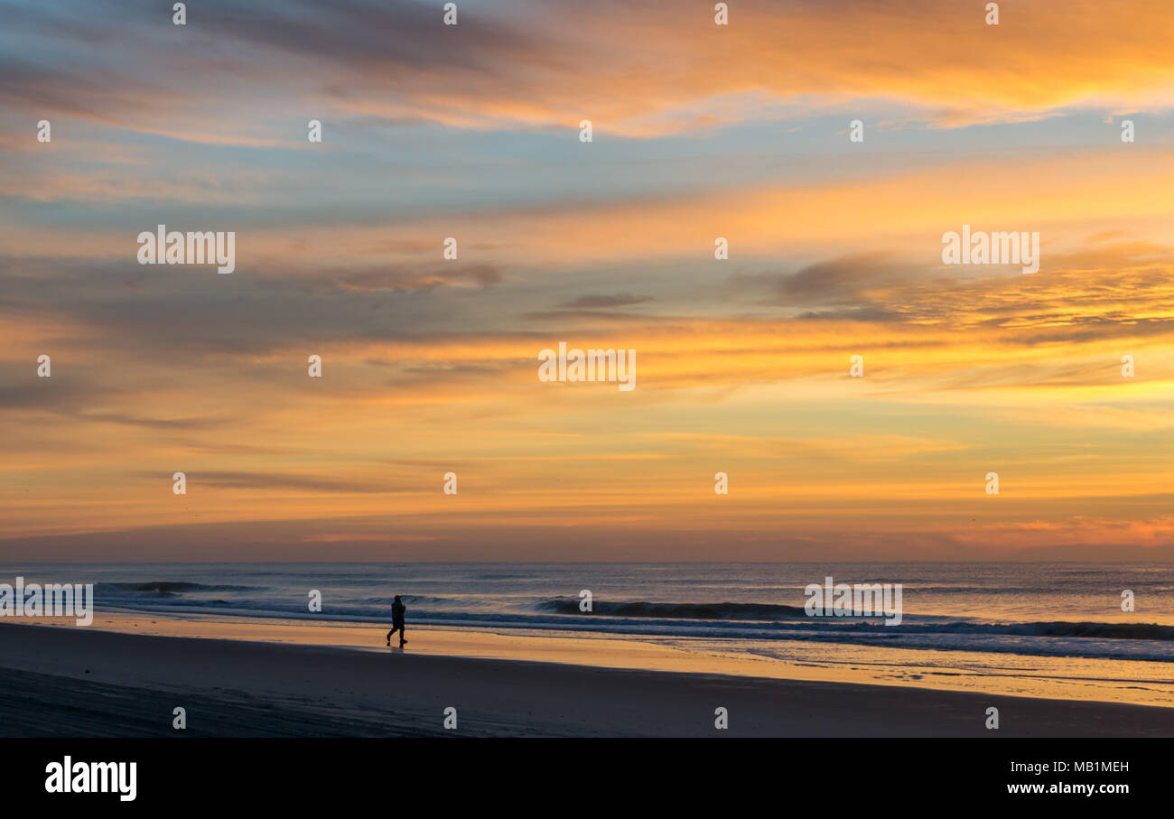 Tramonto con il fuoco nel cielo - Isola di Smeraldo Beach North Carolina. Vedere la bellezza del cielo come le nuvole si raccolgono nel dipinto di rosso, arancione, rosa, incandescente Foto Stock