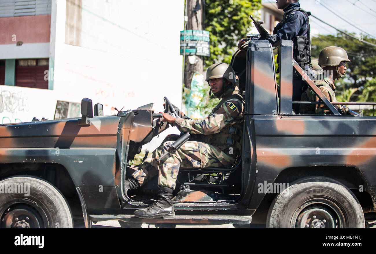 Kingston, Jamaica - 11/27/2013: soldati nella città sul dazio in auto Foto Stock
