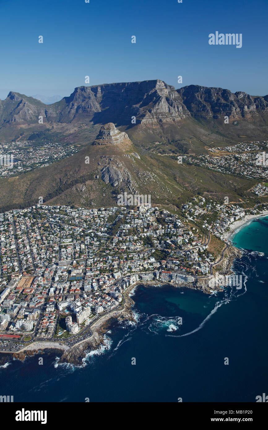 Punto mare (sinistra), Bantry Bay, Clifton Beach (a destra), testa di leone e Table Mountain e Cape Town, Sud Africa - aerial Foto Stock