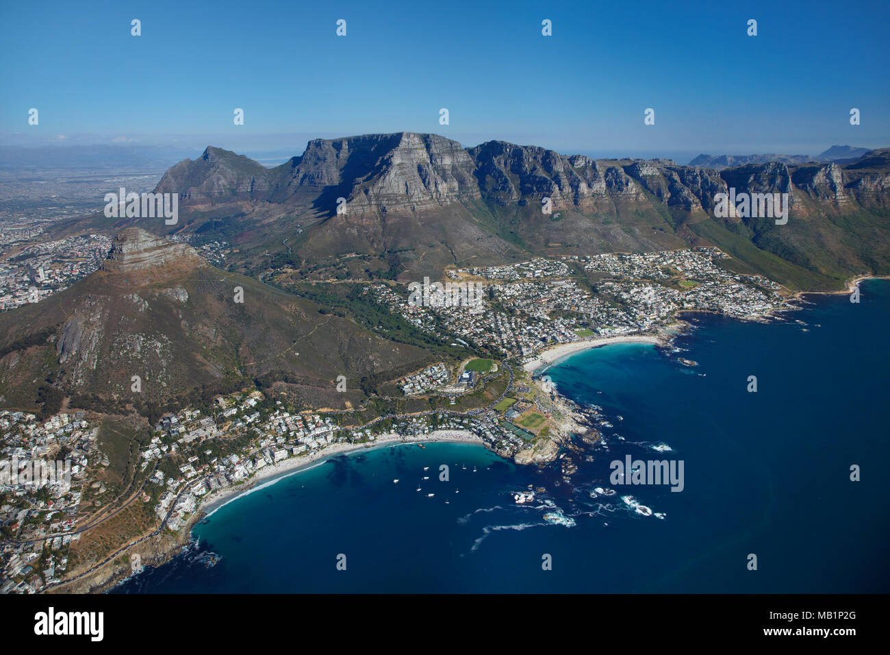 Clifton Beach (sinistra) e Camps Bay (a destra), Table Mountain e i dodici Apostoli, Cape Town, Sud Africa - aerial Foto Stock