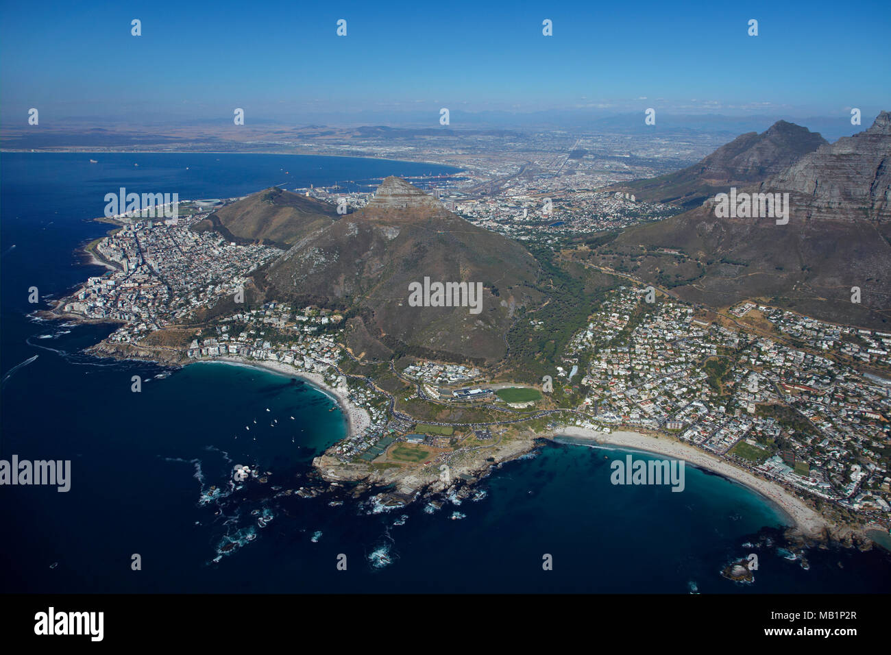 Clifton Beach (sinistra), Camps Bay (destra), Table Mountain e Cape Town, Sud Africa - aerial Foto Stock