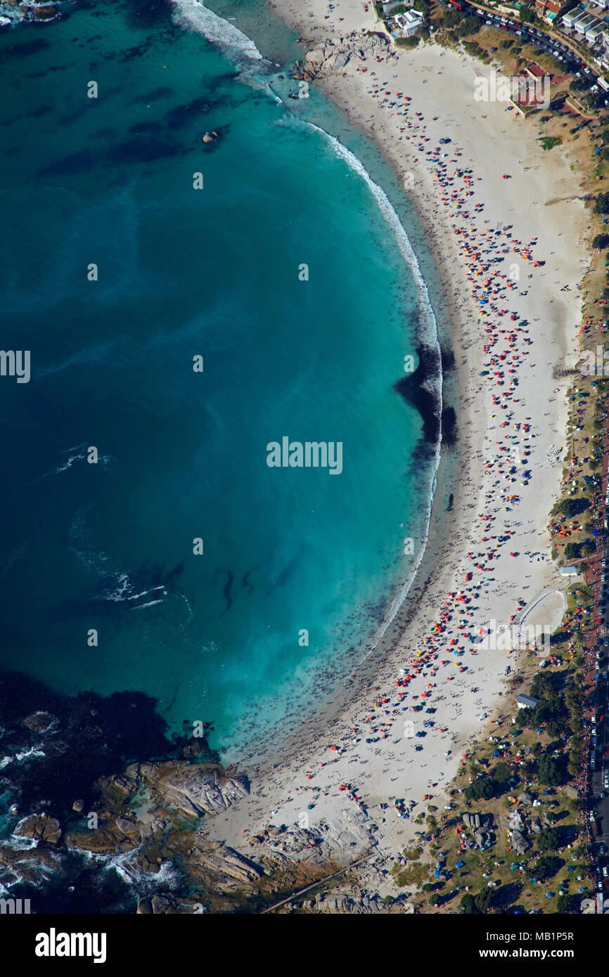 La gente sulla spiaggia di Camps Bay, Città del Capo, Sud Africa - aerial Foto Stock