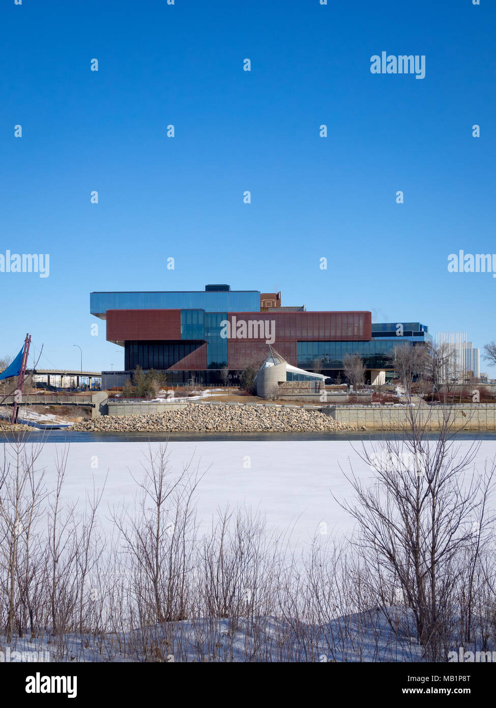 L'esterno dell'Remai Galleria di Arte Moderna come si vede da tutta la congelati a sud del Fiume Saskatchewan in Saskatoon, Saskatchewan, Canada. Foto Stock