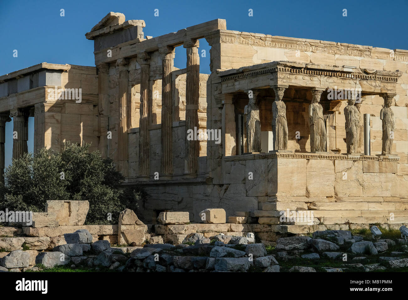 Portico dei Maiden o Cariatidi dell'Eretteo tempio di Atene in Grecia. Foto Stock