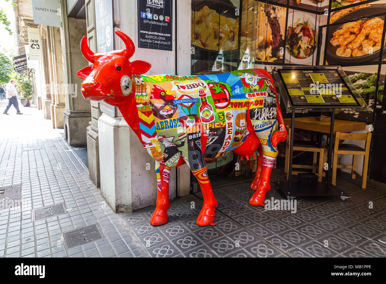 BARCELON, Spagna, giu 8, 2017: una mucca dipinte di rosso e spot pubblicitari e cattura l'attenzione dei clienti del ristorante Purabrasa. Foto Stock