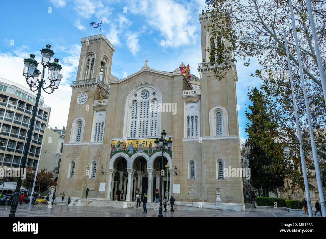 Athens, Grecia - 28 dicembre 2017: i turisti in visita alla Cattedrale metropolitana di Atene in Grecia. Foto Stock