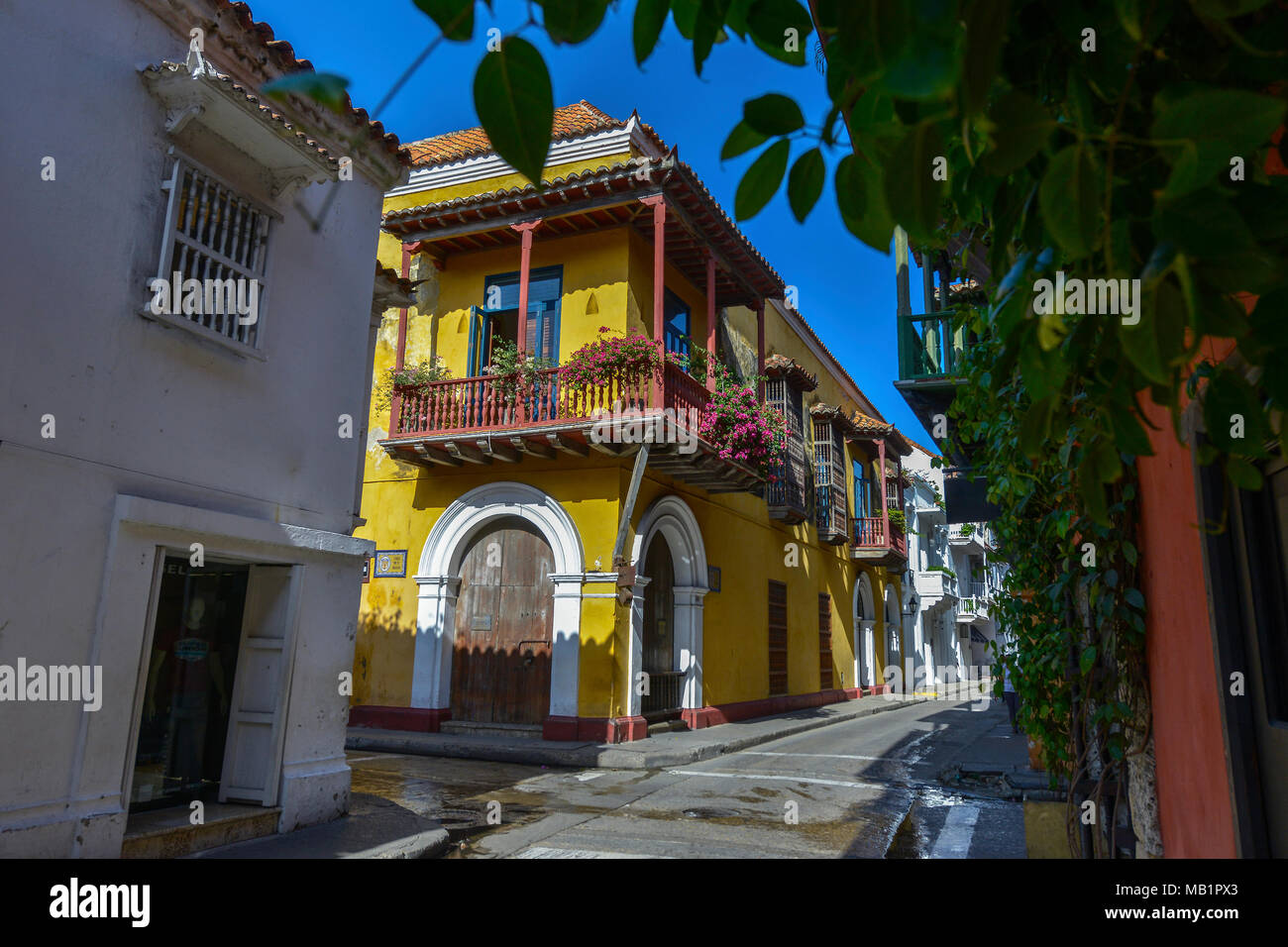 Cartagena, Colombia - 3 Agosto 2017: tipica strada di Cartagena con architettura coloniale a Cartagena, Colombia. Foto Stock