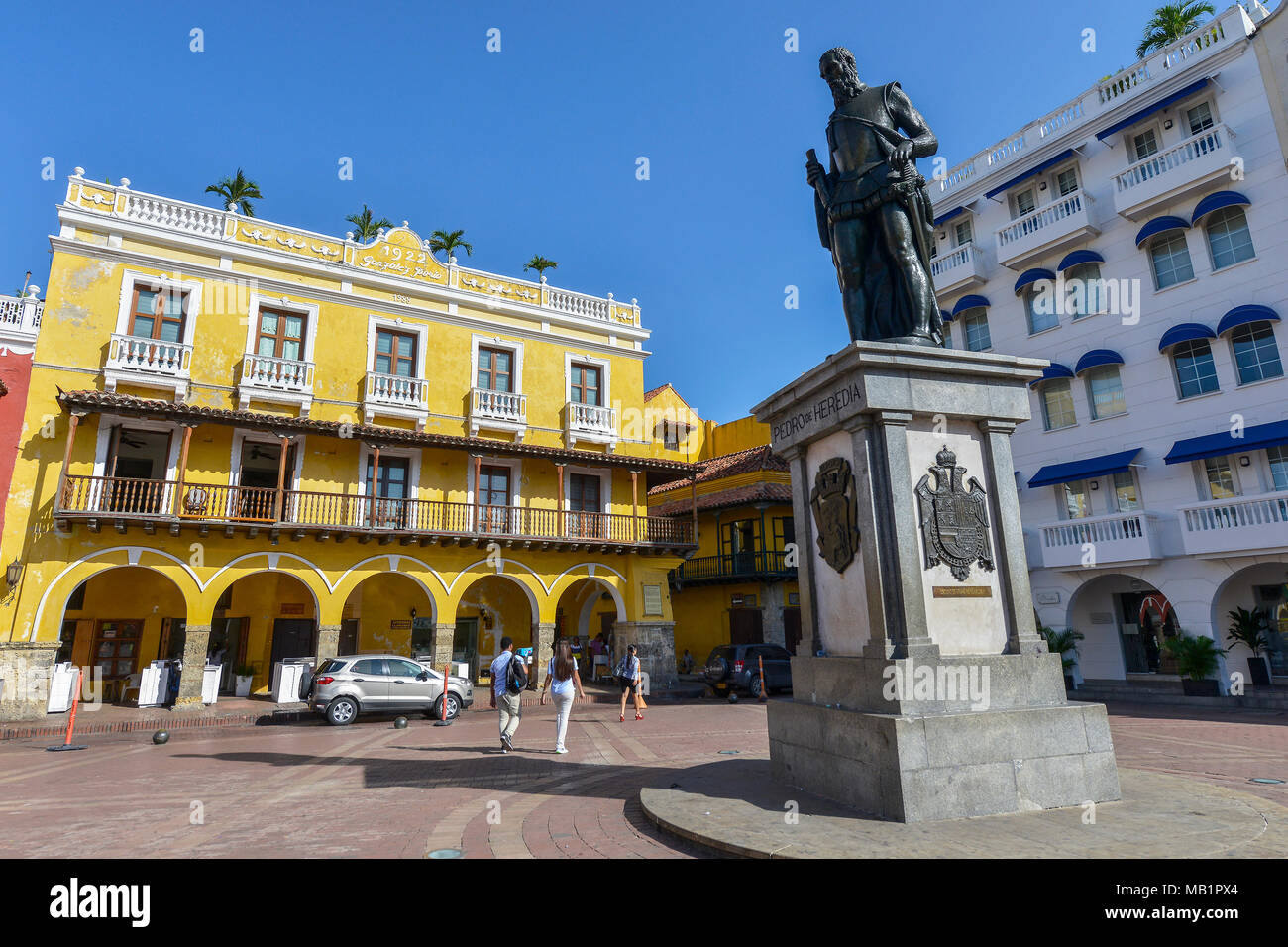 Cartagena, Colombia - 3 Agosto 2017: le persone non identificate a piedi attraverso la Plaza de los Coches, accanto alla statua di Pedro Heredia a Cartagena. Foto Stock