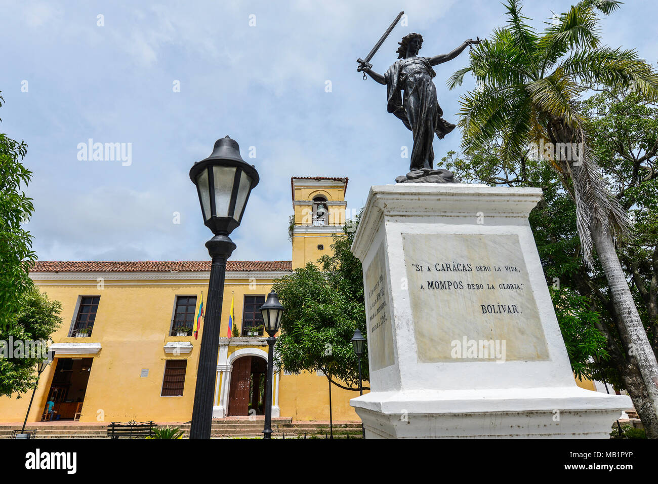 Mompox, Colombia - 8 Agosto 2017: Statua di uno schiavo liberato di fronte al San Carlos Palace in Mompox, Colombia. Foto Stock