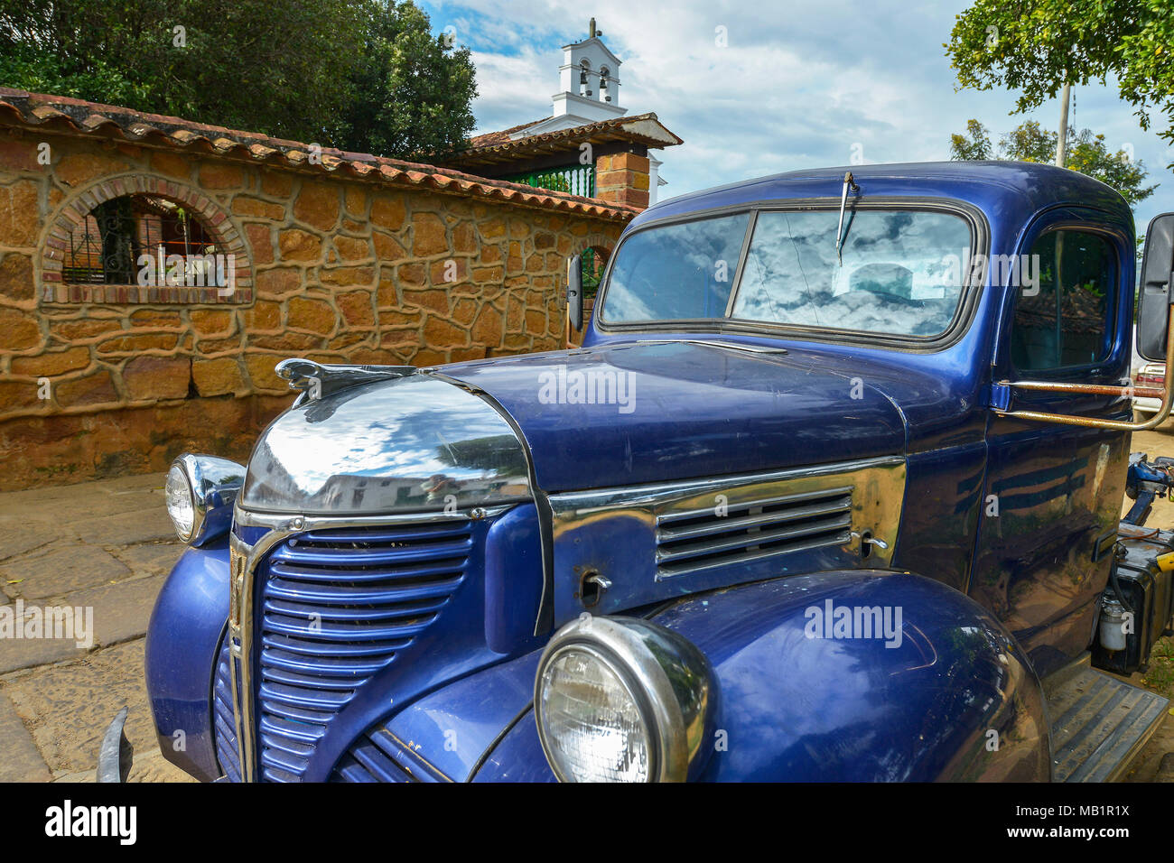 Barichara, Colombia - 11 agosto 2017: Vintage veicolo parcheggiato su una strada in Barichara coloniale, Colombia. Foto Stock