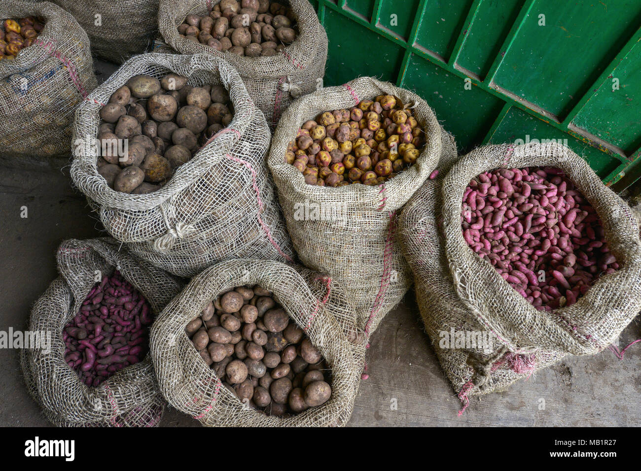 I sacchi con patate nel mercato Silvia, Popayan (Colombia). Foto Stock