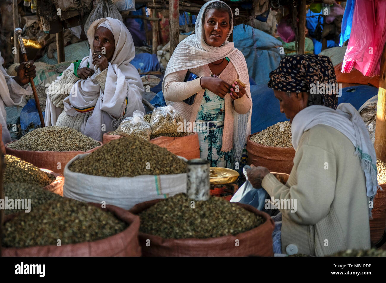 Bahir Dar, Amhara Region, Etiopia - 20 Gennaio 2018: donna non identificato la vendita di caffè in grani al mercato in Bahir Dar, Etiopia. Foto Stock
