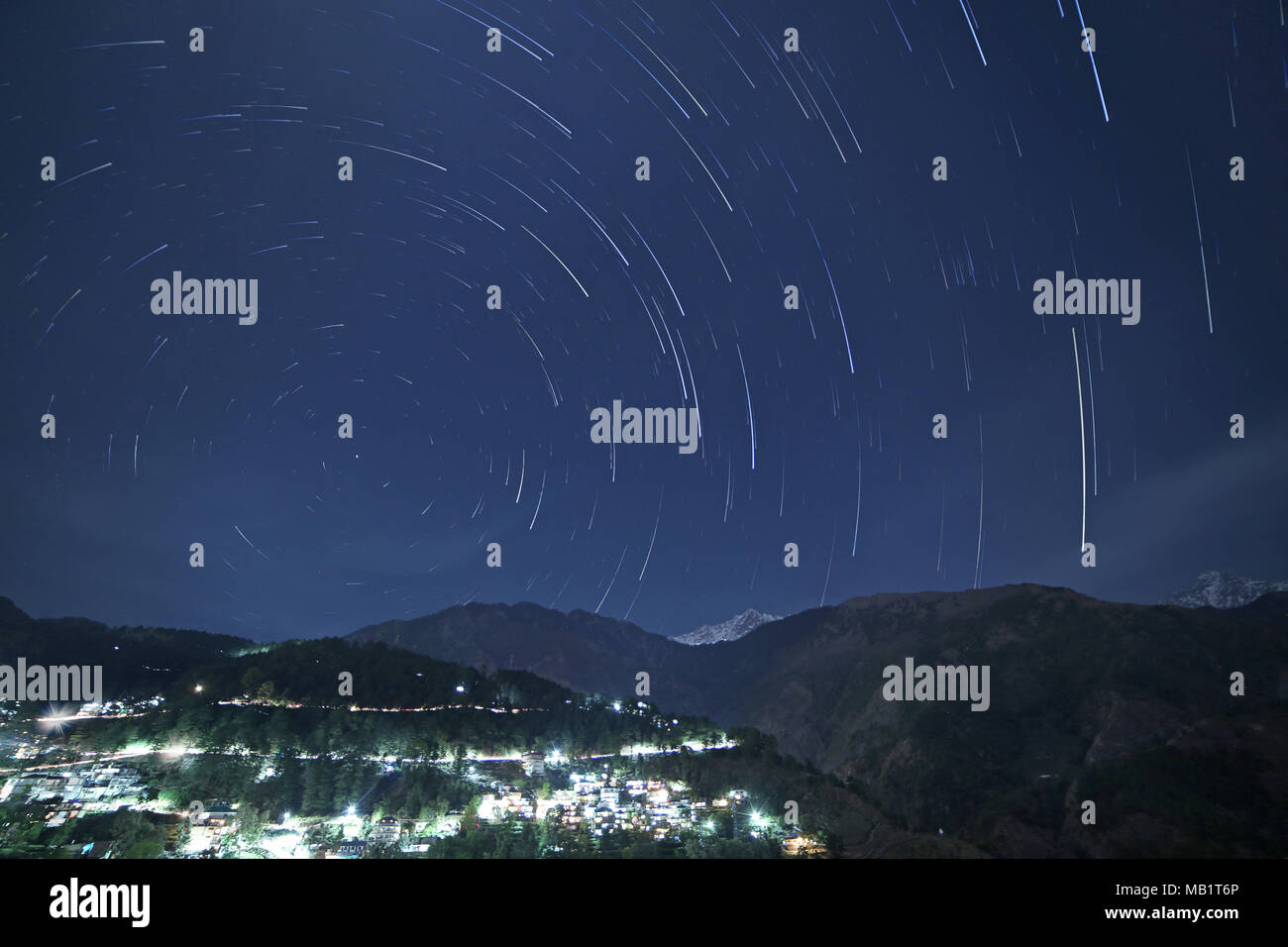 Tracce stellari sopra le montagne himalayane a Dharamsala, India Foto Stock