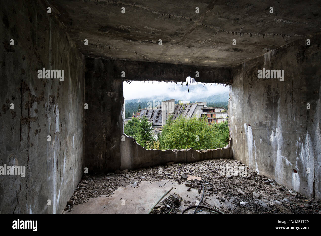 Vista panoramica della città di Sarajevo dall'interno di un abbandonato edificio distrutto dalla guerra, capitale della Bosnia ed Erzegovina nei Balcani Europa orientale Foto Stock