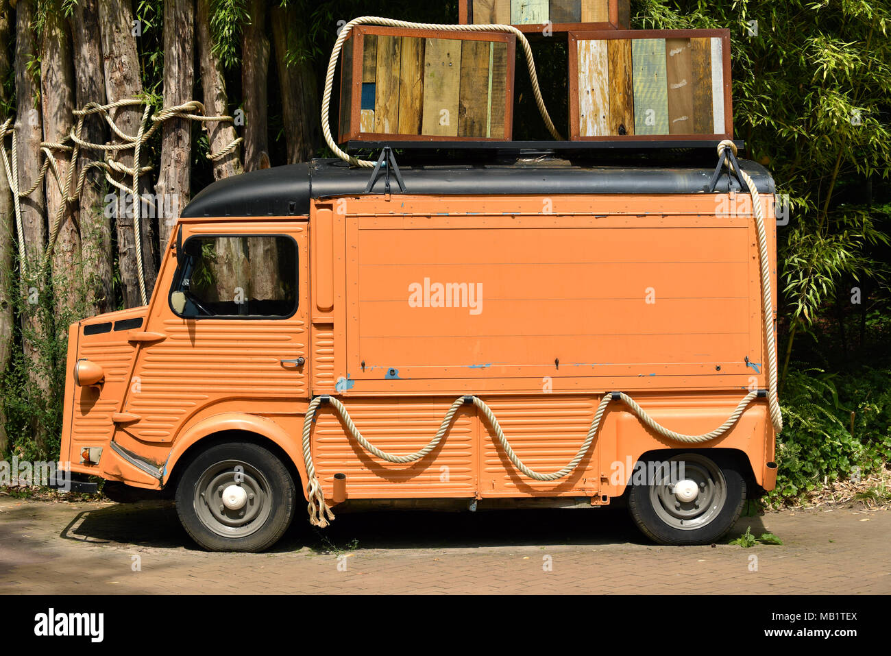 Vista laterale sinistra di un'annata foodtruck Foto Stock