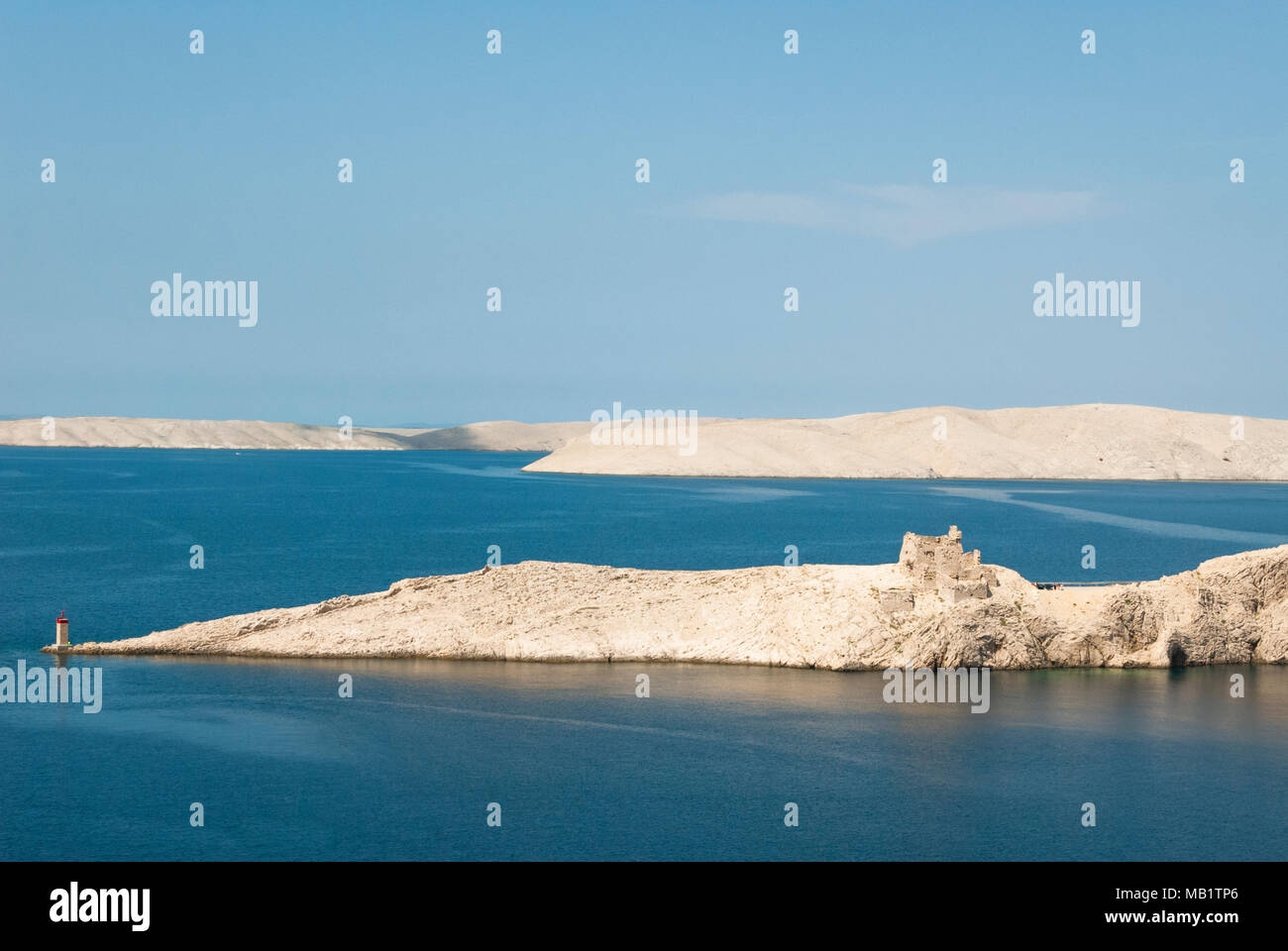 Paesaggio presso l'isola di Pag con la penisola al Mare Mediterraneo Foto Stock
