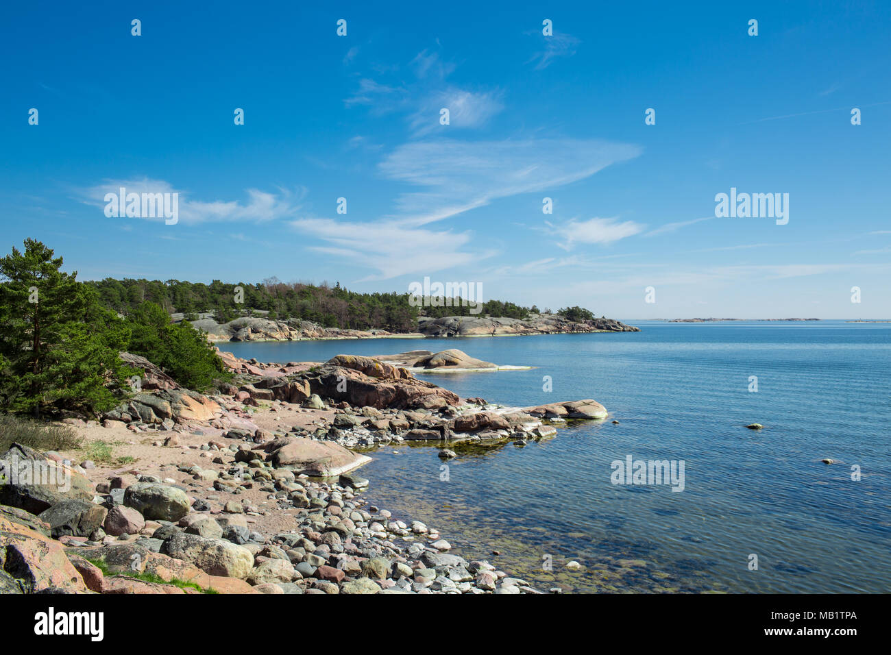Finlandia,Hanko inizio estate. Vista panoramica del Mar Baltico e il blu del cielo. Tranquillo paesaggio finlandese. Foto Stock