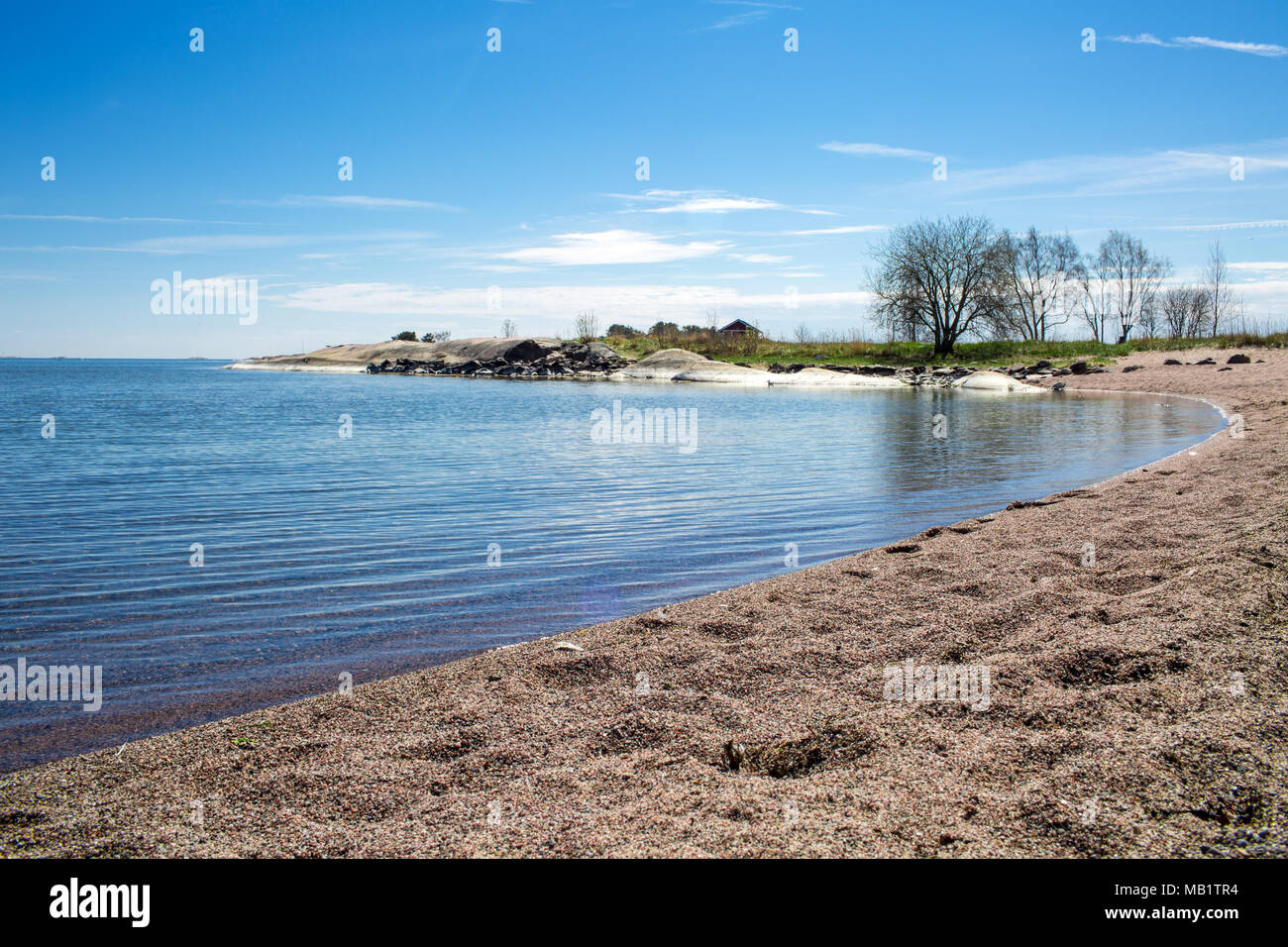 Finlandia,Hanko inizio estate. Vista panoramica del Mar Baltico e il blu del cielo. Tranquillo paesaggio finlandese. Foto Stock
