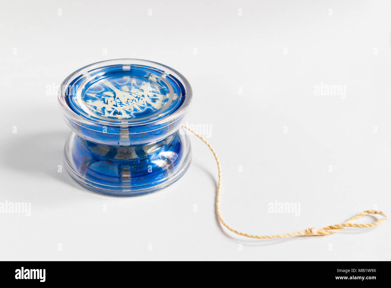 Un blu yo-yo collocati su uno sfondo bianco Foto Stock