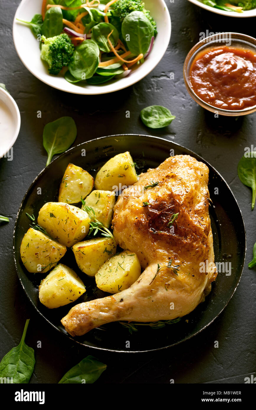 Pollo al Forno con la gamba di patate. Piatto per la cena. Vista superiore Foto Stock
