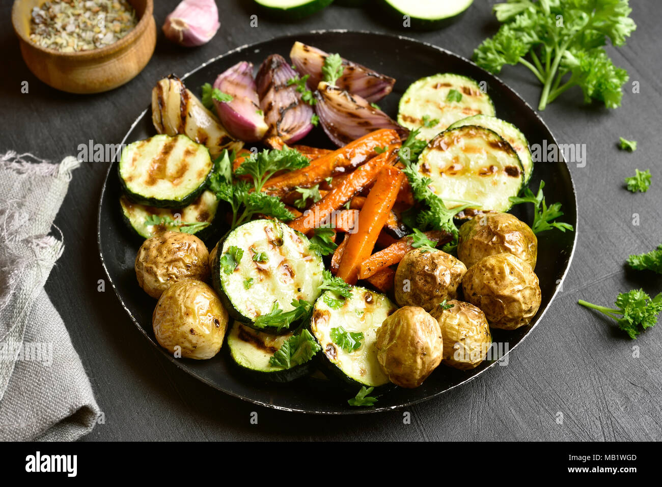Vegetariano Vegano Cibo Verdure Grigliate Su Sfondo Scuro Piatto Per La Cena Foto Stock Alamy
