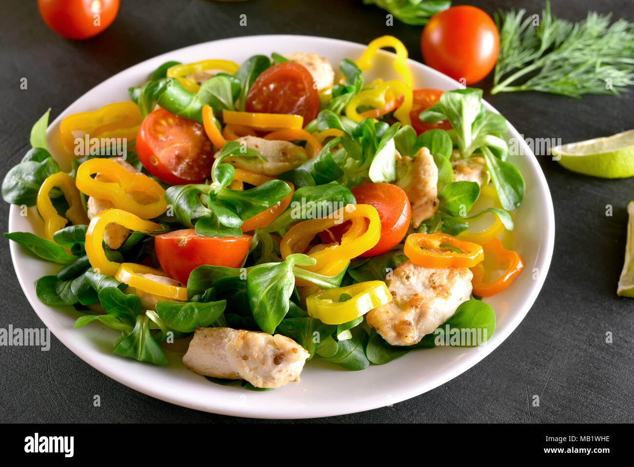 Pollo insalata di verdure. Un sano cibo biologico per la cena. Vista ravvicinata Foto Stock