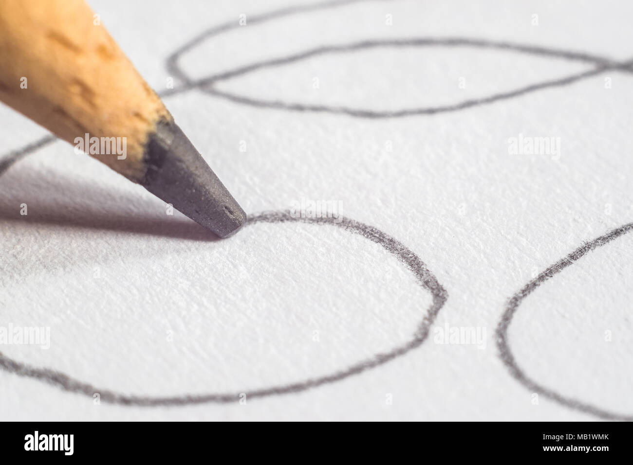 Una punta di una matita disegno di linee su un foglio di carta bianca Foto  stock - Alamy