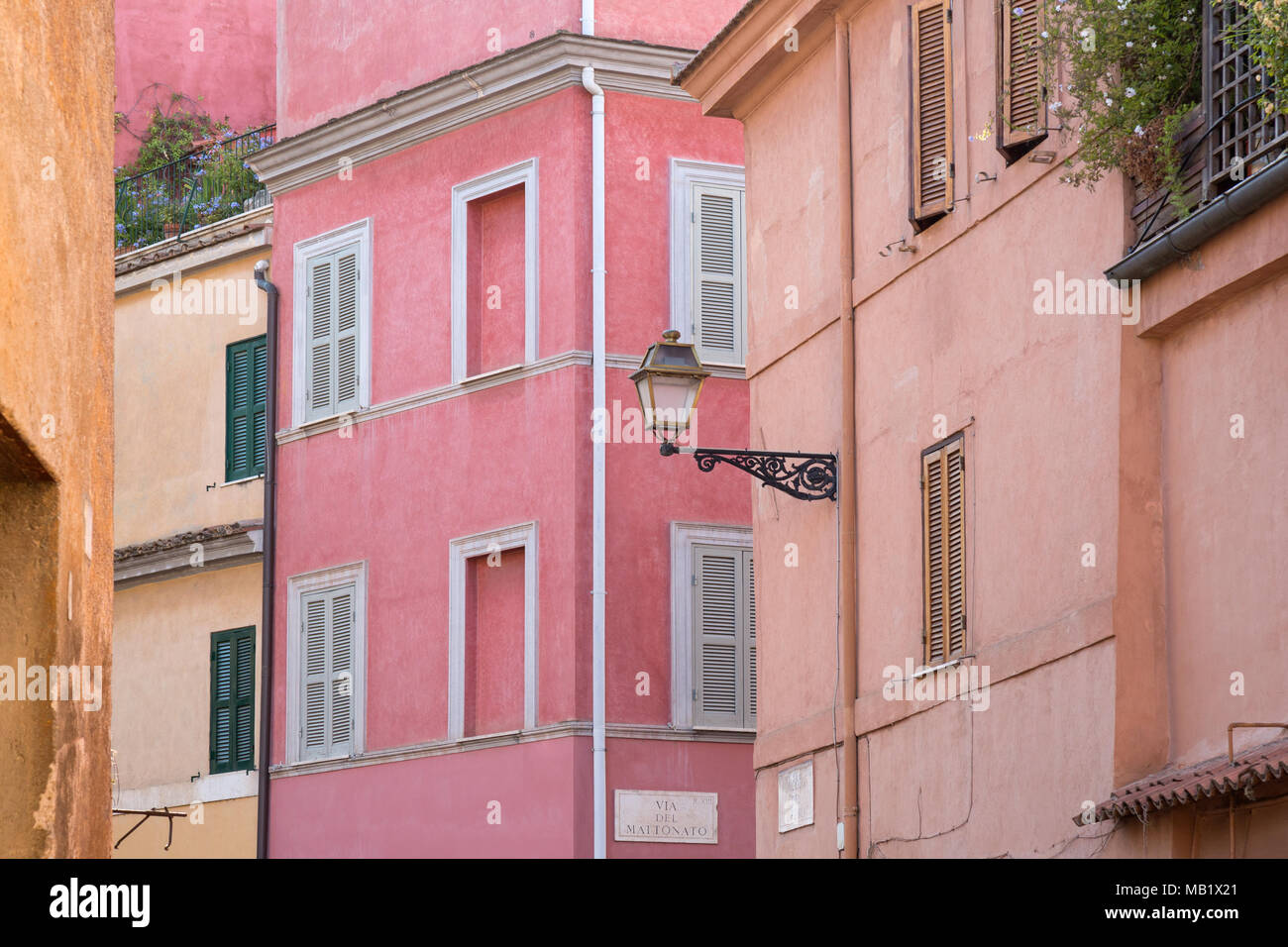 Colorato dipinta di fresco degli edifici lungo le strade di Trastevere a Roma, Italia, una miscela tra il vecchio e il nuovo. Foto Stock